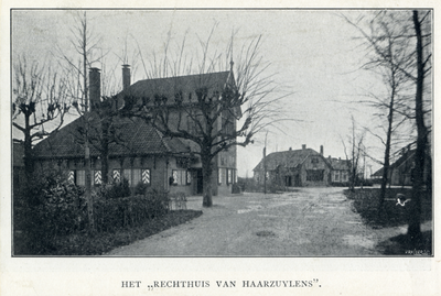 94554 Gezicht op de Brink met bebouwing te Haarzuilens (gemeente Vleuten); met links de linkergevel van de herberg In ...